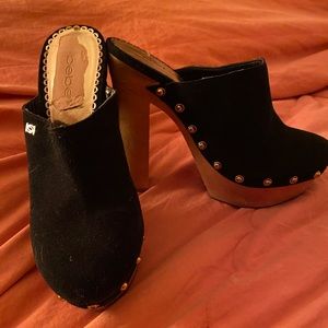 BEBE wood/suede scolls. size 8